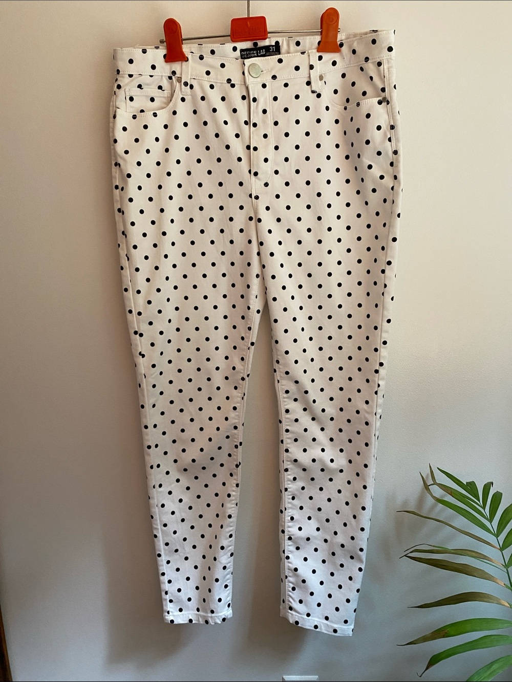 Design Lab White Skinny Jeans with Black Polka Dots. Size 31